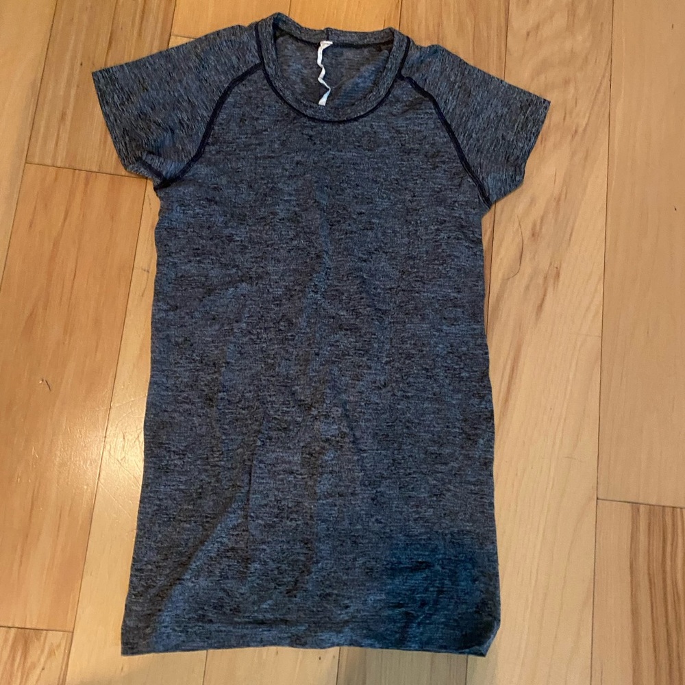 Grey size 6 EUC short sleeve lululemon top